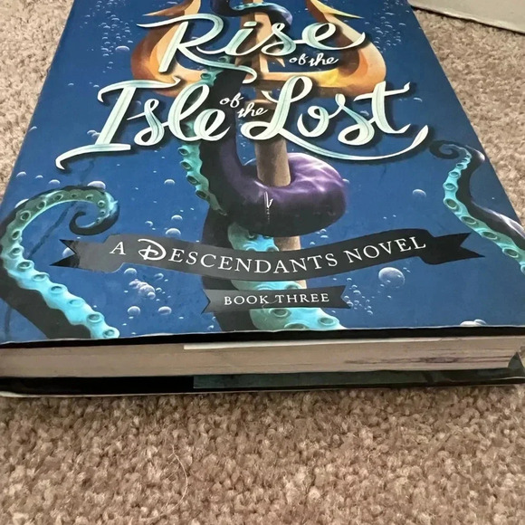 Disney The Descendants Rise of the Isle of the Lost hardcover book De La Cruz - Picture 7 of 7